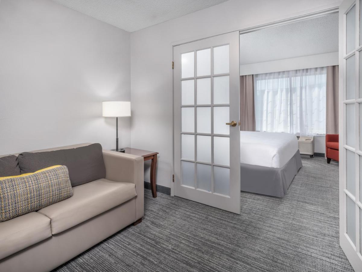 Hotel Country & By Radisson, Toledo, Oh