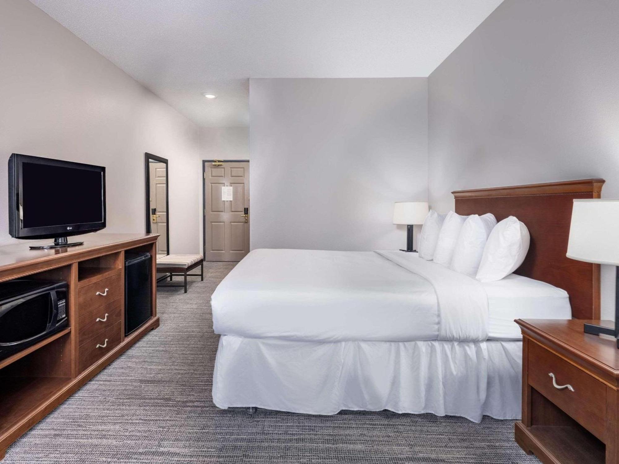 Country & By Radisson, Toledo, Oh 2*